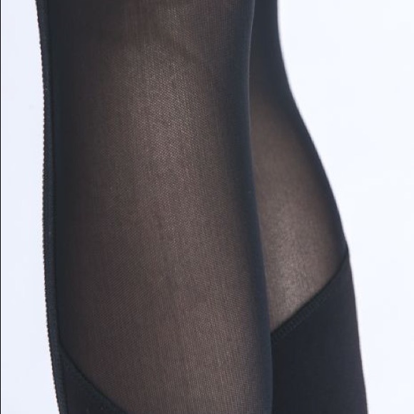 Mesh Panel Capri Compression Legging - Picture 5 of 6